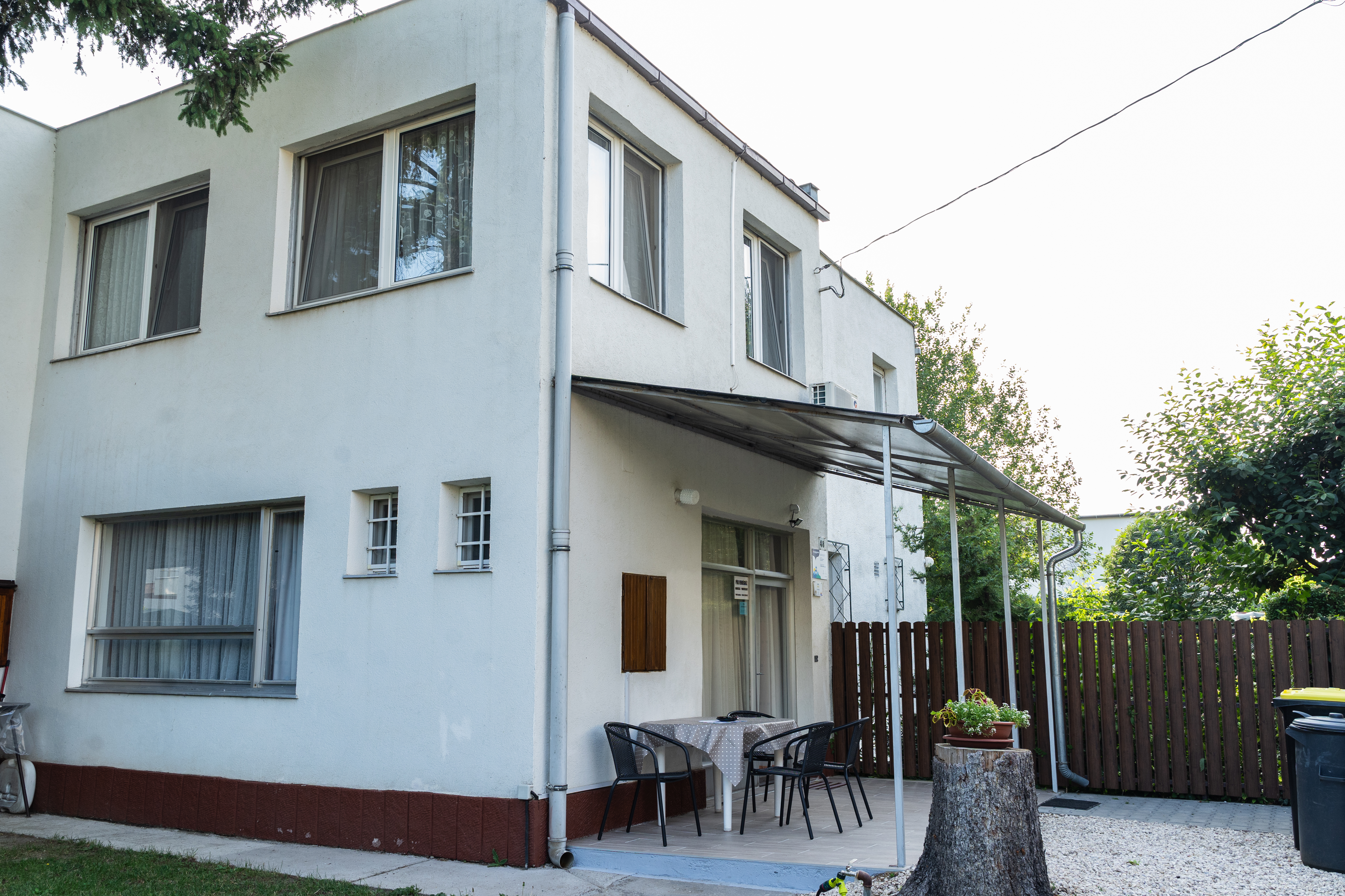 Kazinczy vendégház — külső és udvar