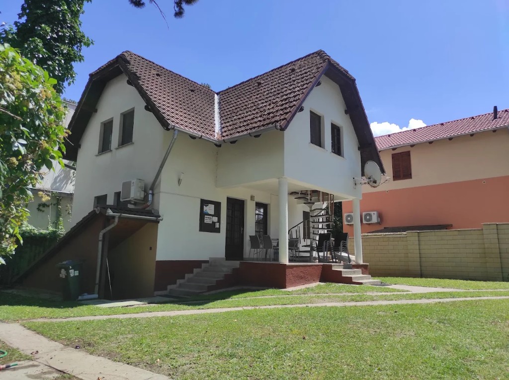 Péhl nyaralóház — kert és homlokzat