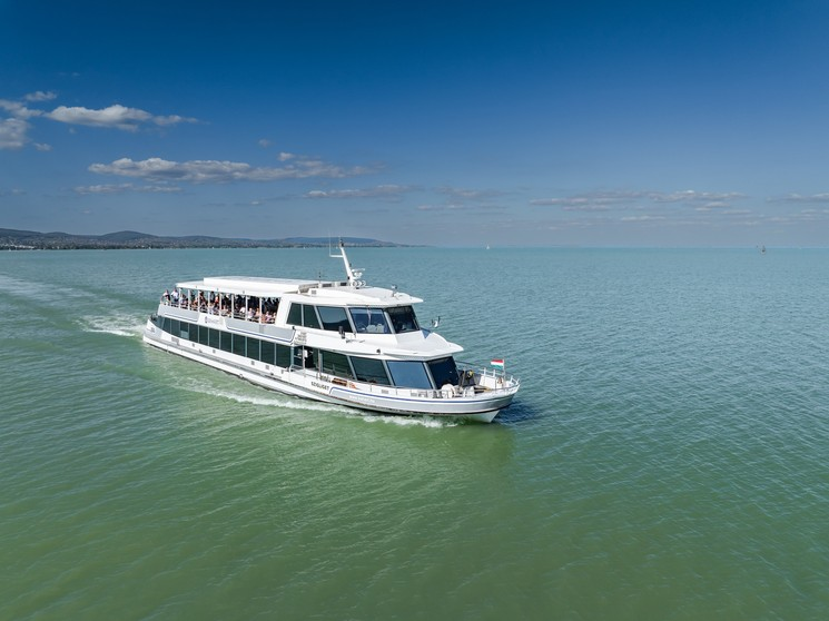 Utasszállító hajó a Balatonon, sétahajózás