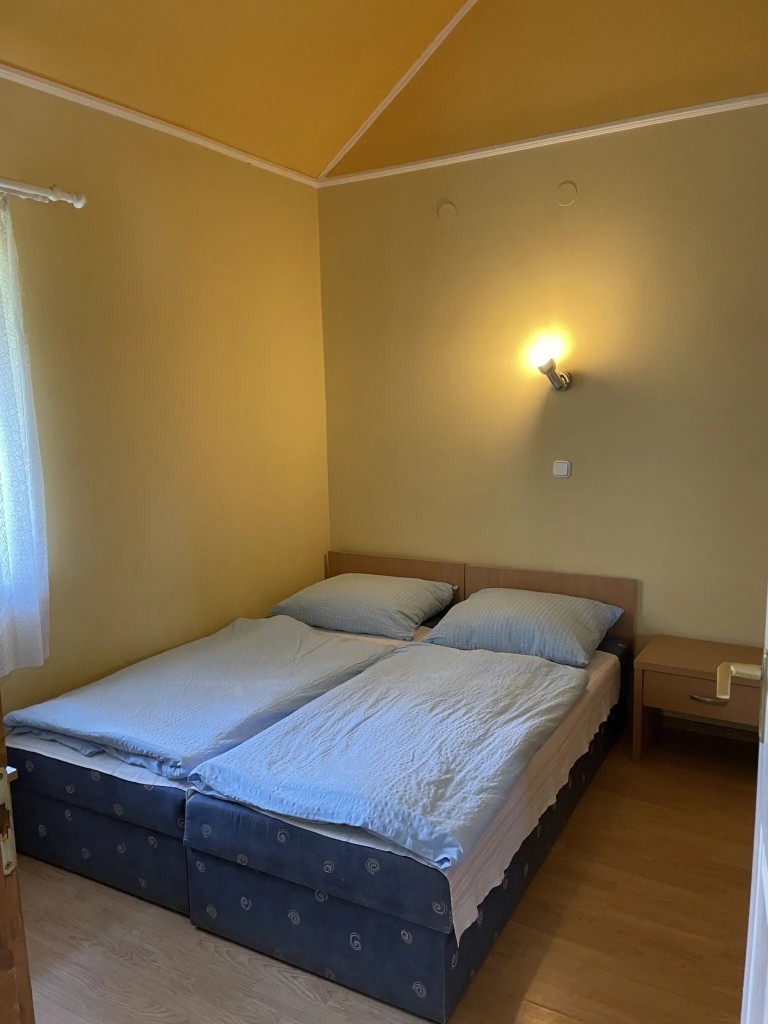 Hálószoba — két ágy, meleg falak