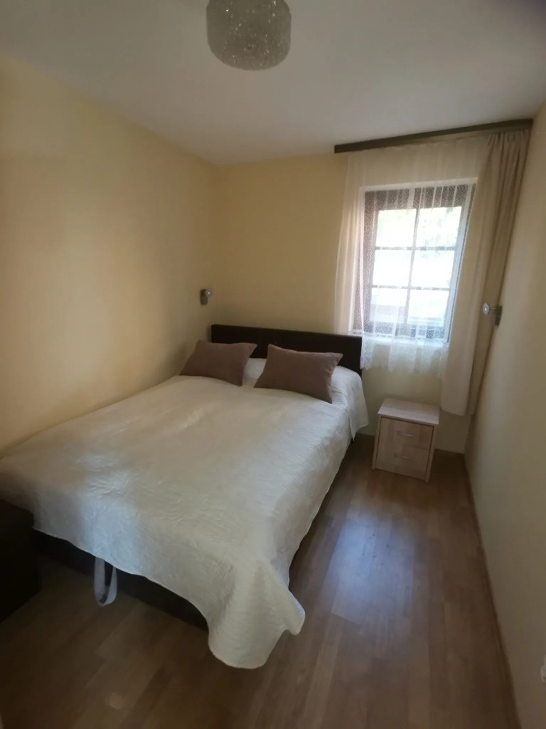 Hálószoba — franciaágy, napfényes ablak